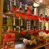 Negli anni 70 vendevamo solo merce economica come panini e coppate � rammenta Donato �. Poi il quartiere cambi� e in questa strada vennero ad abitare avvocati, commercialisti e dottori che chiedevano champagne, tartufo e salmone: beni costosi che per� potevano permettersi. Com'� tutt'oggi�